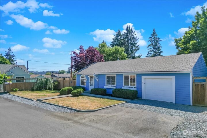 Property Photo:  506 10th Street Pl NW  WA 98371 