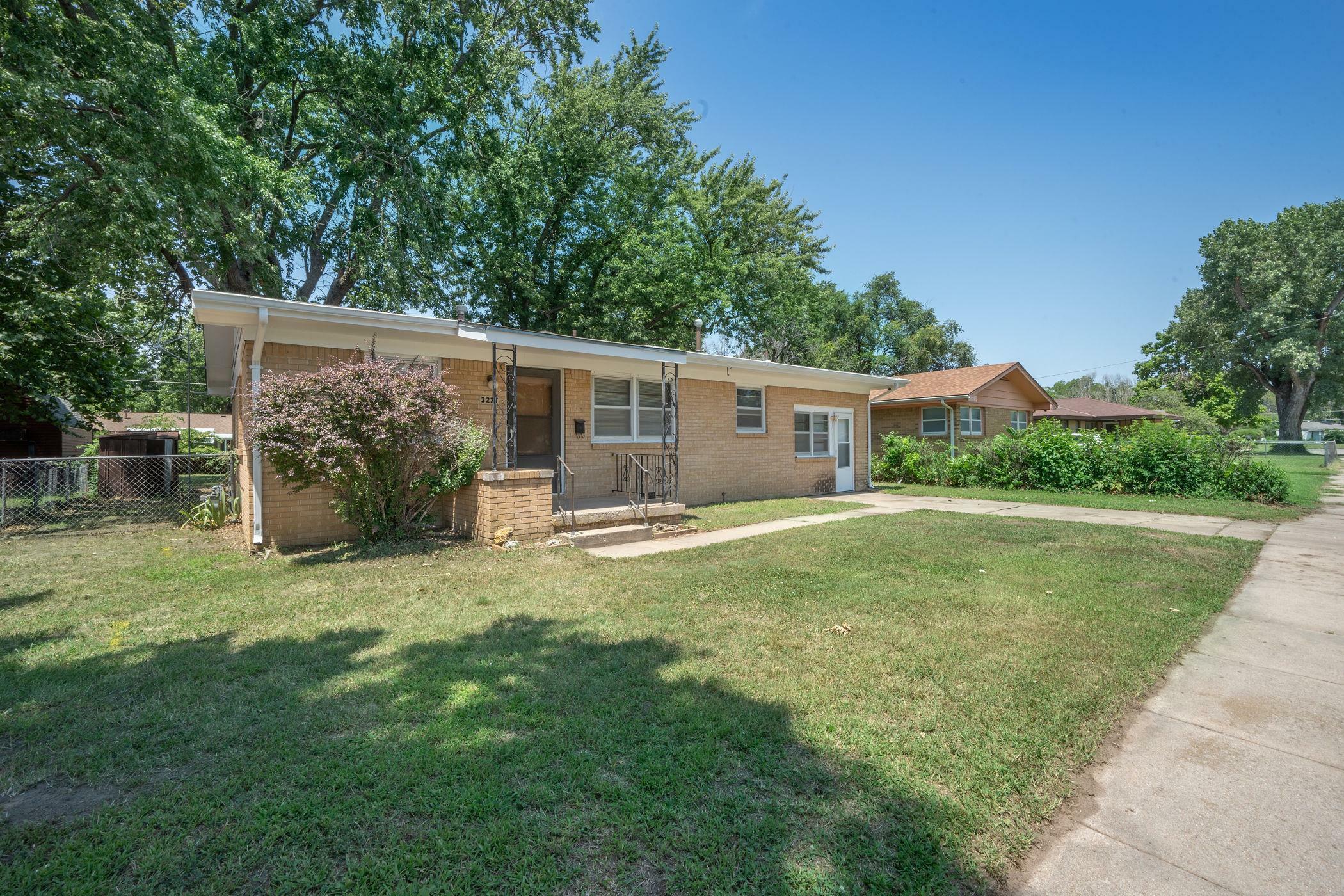 Property Photo:  3237 S Oak St  KS 67217 