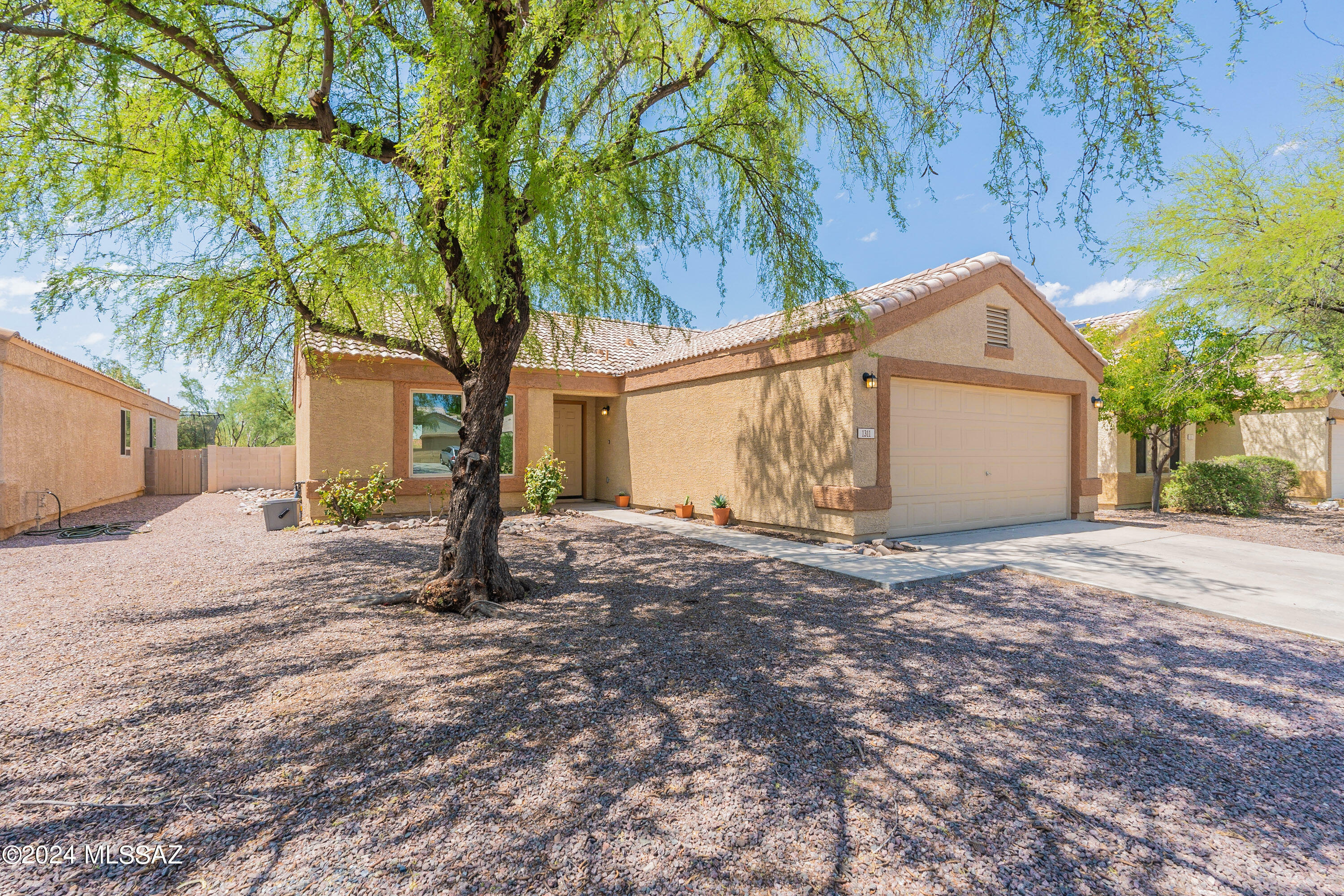 Property Photo:  1311 W Desert Dew Place  AZ 85737 