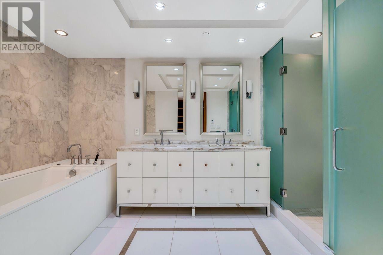 Property Photo: 667 Howe Street 3903 BC V6C 0B5