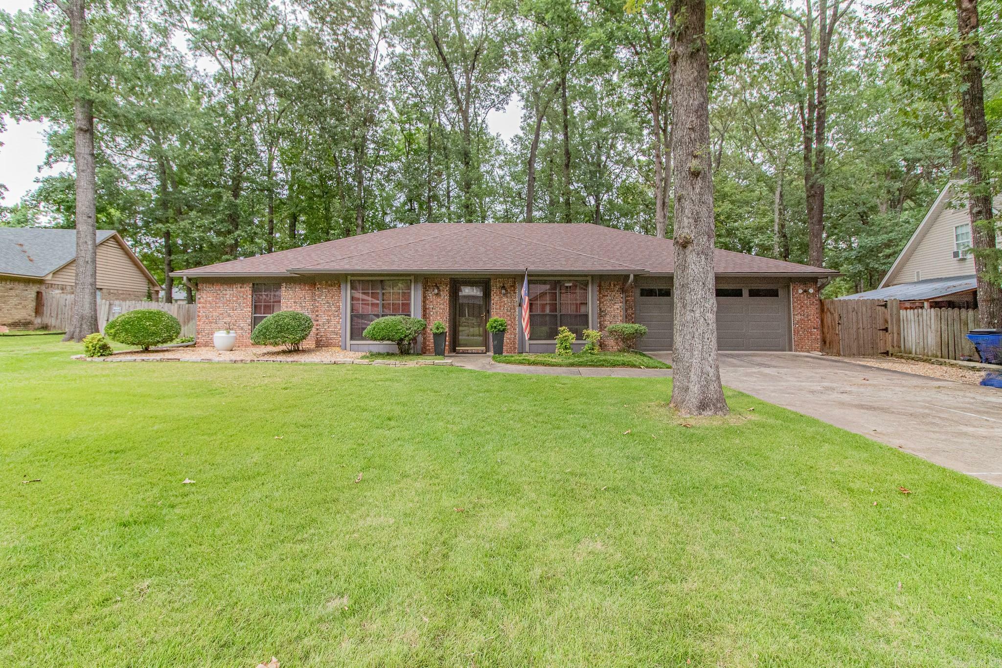 Property Photo:  9 Sharondale Place  AR 72113-7003 