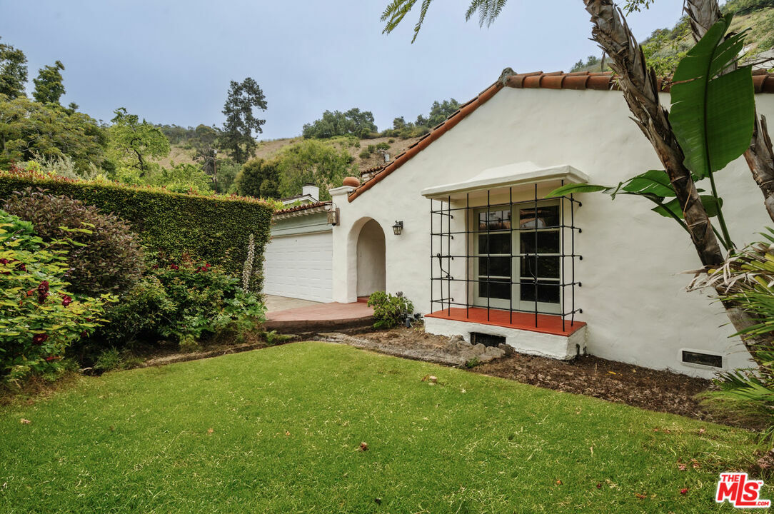 Property Photo:  1518  N Beverly Dr  CA 90210 