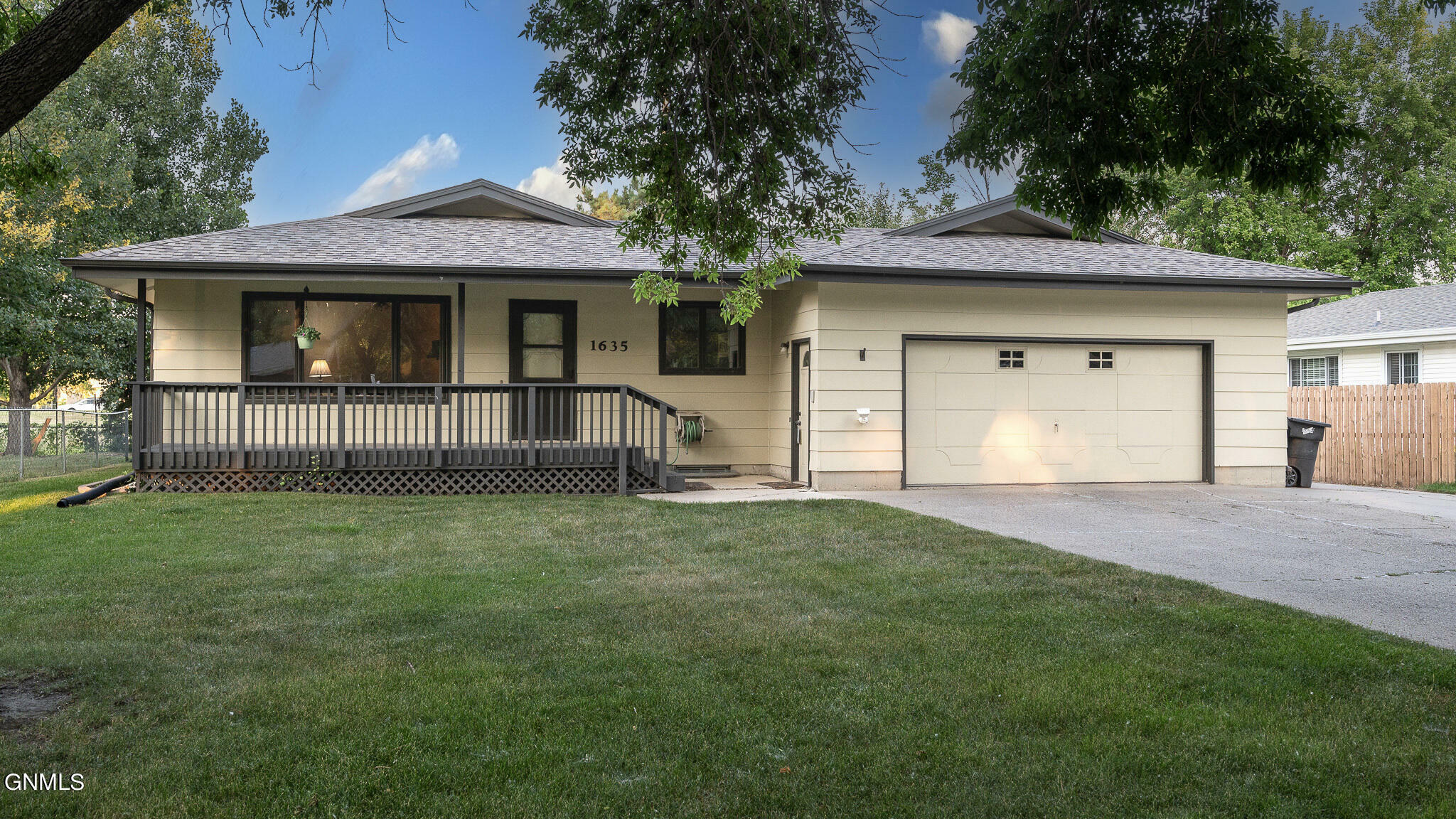 Property Photo:  1635 Richmond Drive  ND 58504 