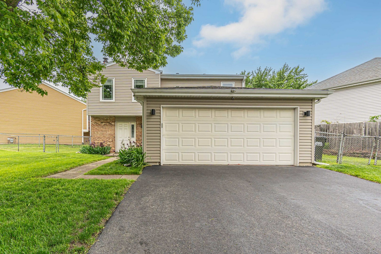 Property Photo:  990 Woodside Drive  IL 60172 