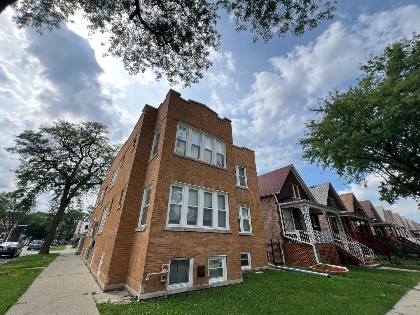 Property Photo:  4136 W Palmer Avenue 1L  IL 60639 