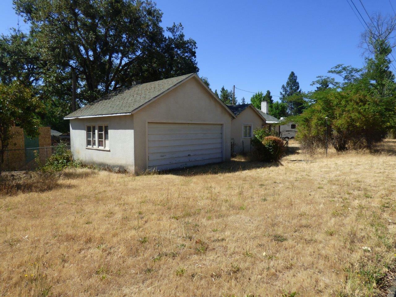 Property Photo:  1119 NW Elm Street  OR 97526 