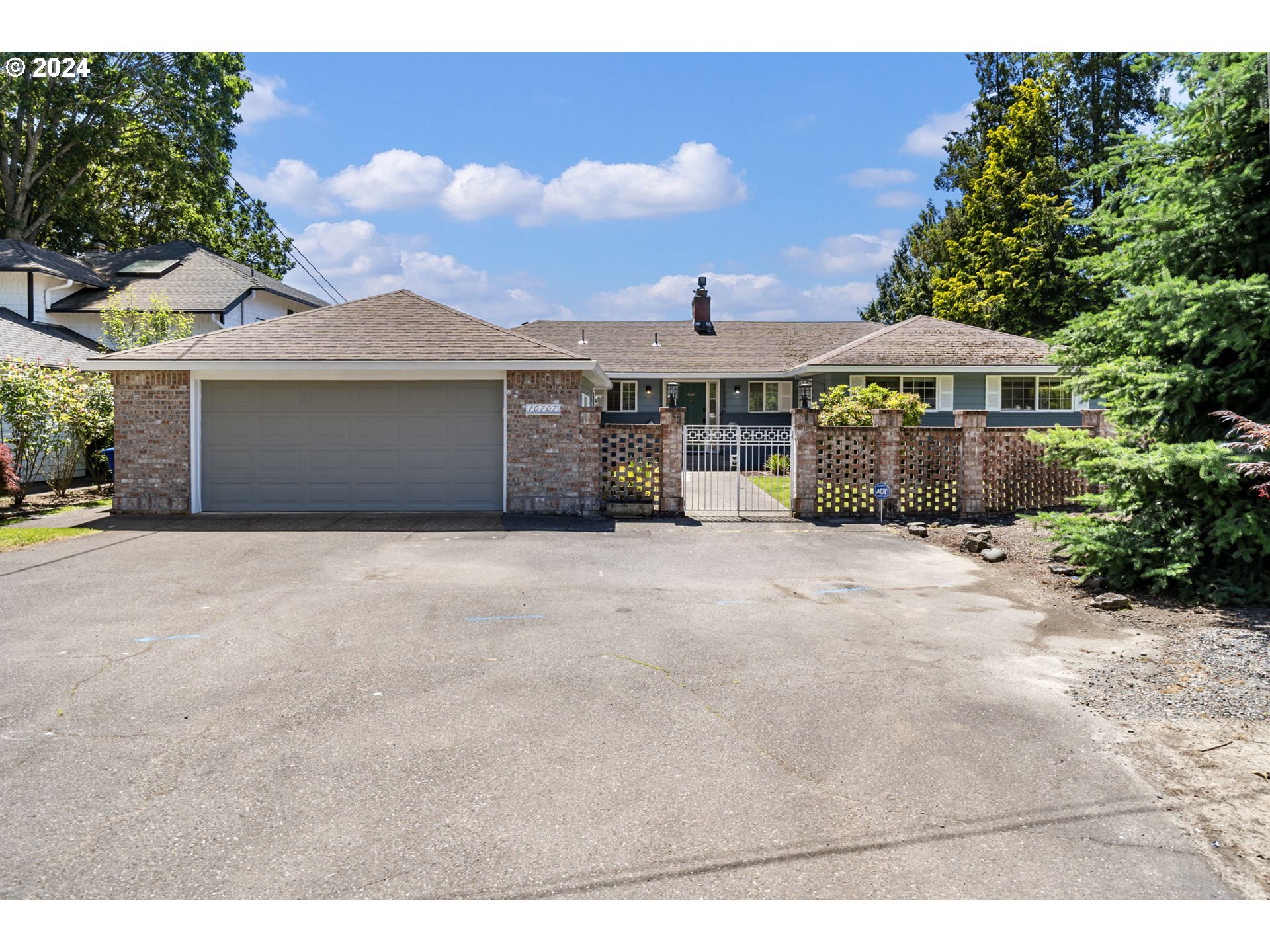 Property Photo: 10707 SE Riverway Ln OR 97222