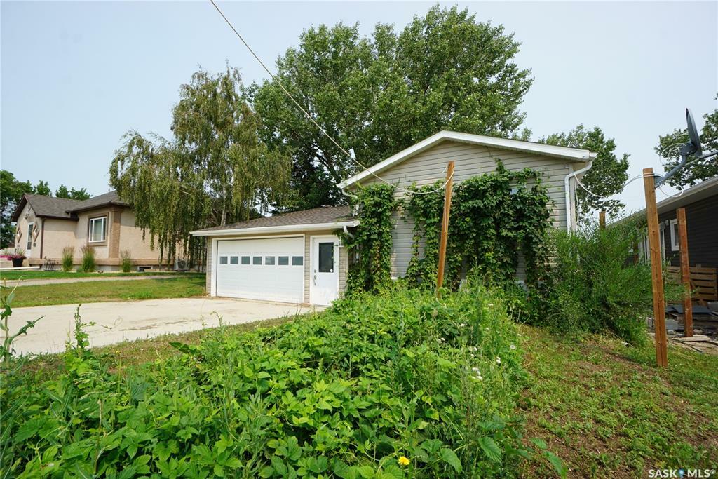 Property Photo:  402 4th Avenue  SK S0H 0C0 