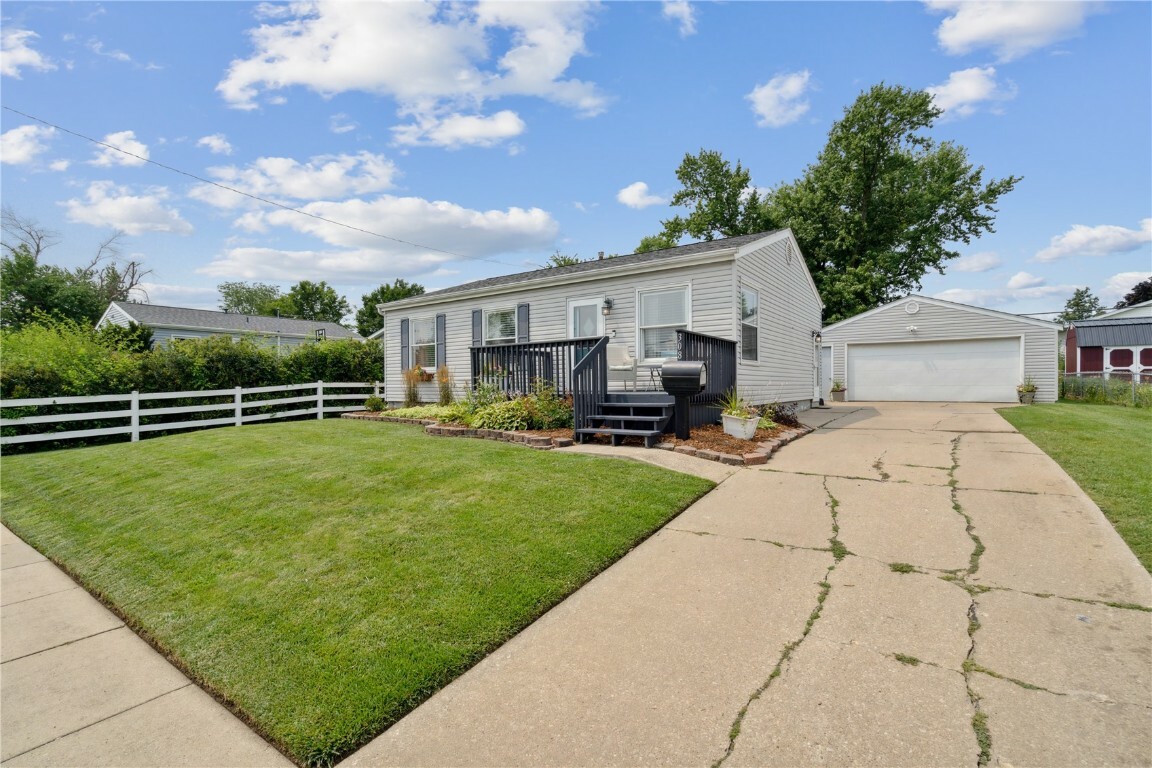 Property Photo:  308 W Post Road NW  IA 52405 