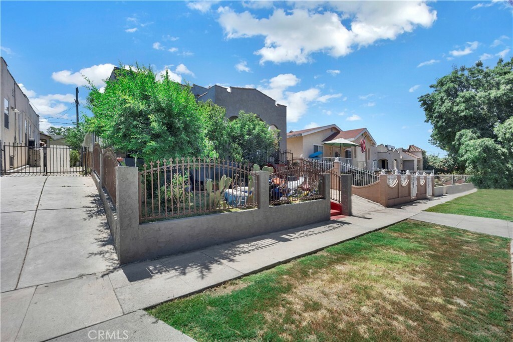 Property Photo:  1026 Sentinel Avenue  CA 90063 