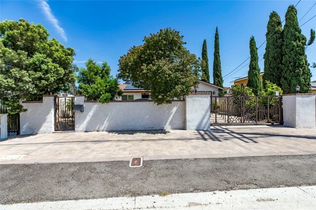 Property Photo:  10829 Penrose Street  CA 91352 