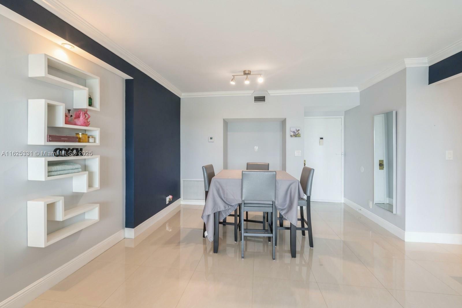 Property Photo: 4400 Hillcrest Dr 916B FL 33021