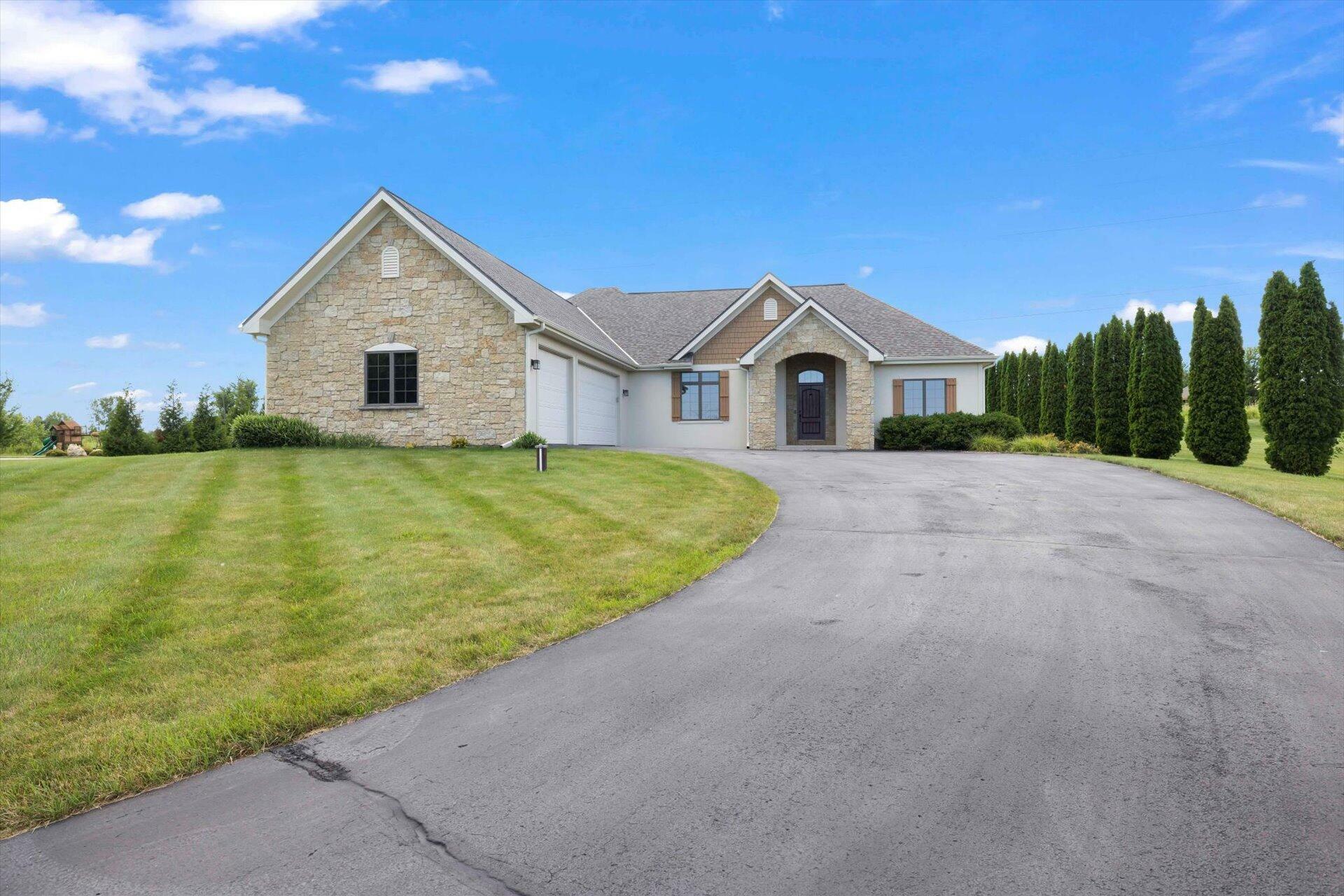 Property Photo:  1419 Malone Ct  WI 53012 