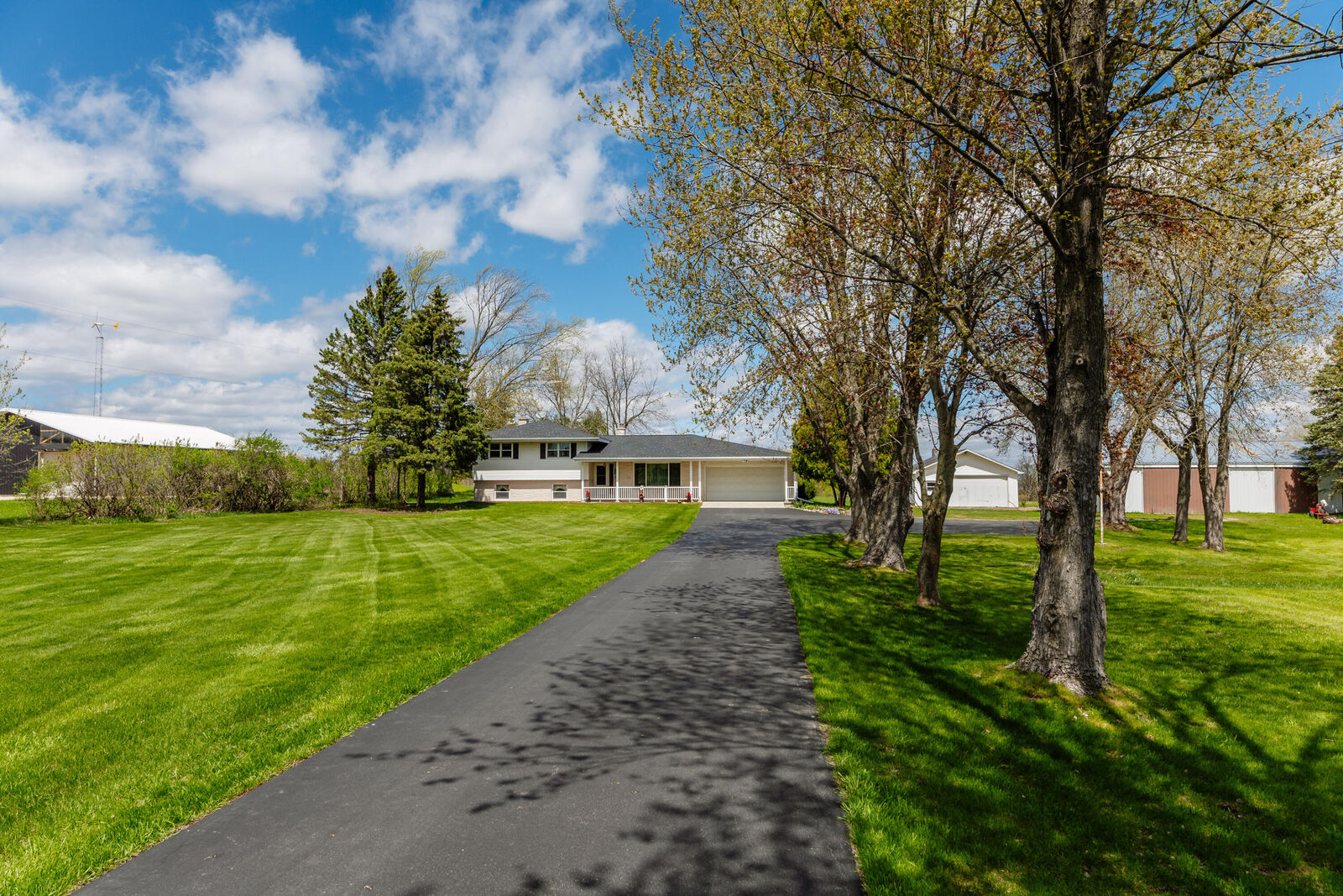 Property Photo: 630 E Newark Dr WI 53090