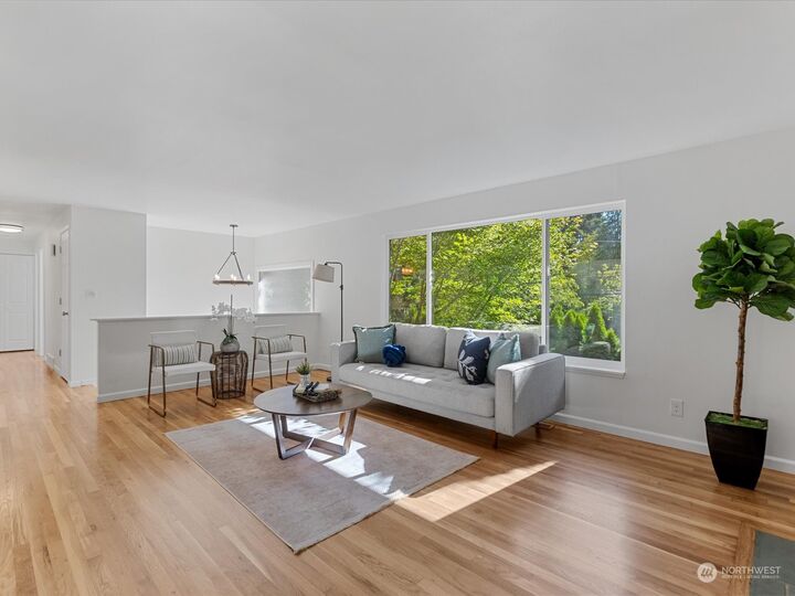 Property Photo:  815 NE Serpentine Pl  WA 98155 