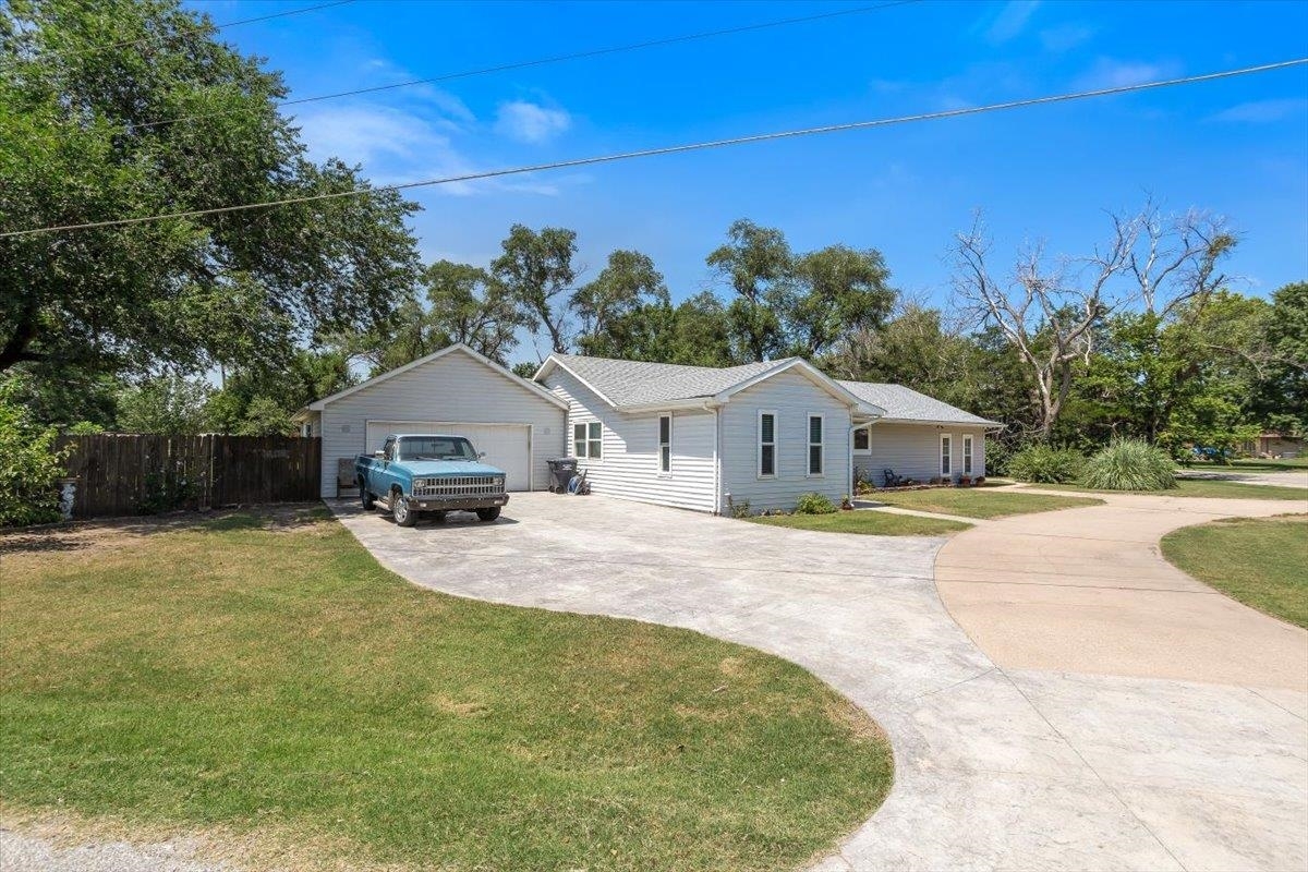 Property Photo:  5501 N Sedgwick St  KS 67204 