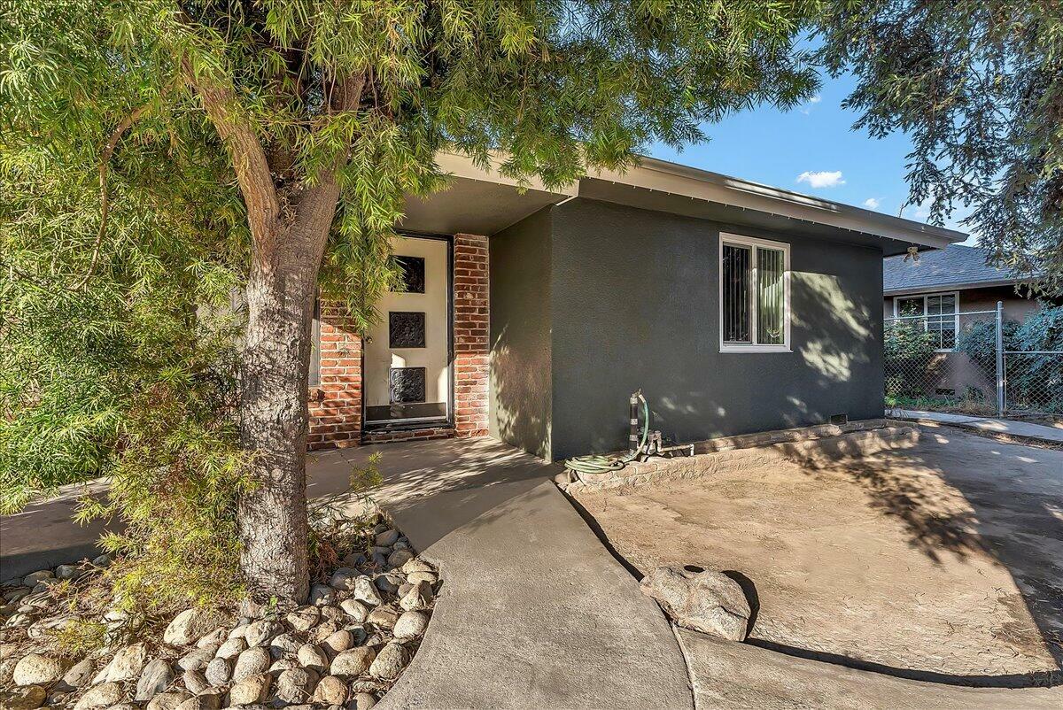 Property Photo:  2518 W Walnut Avenue  CA 93277 