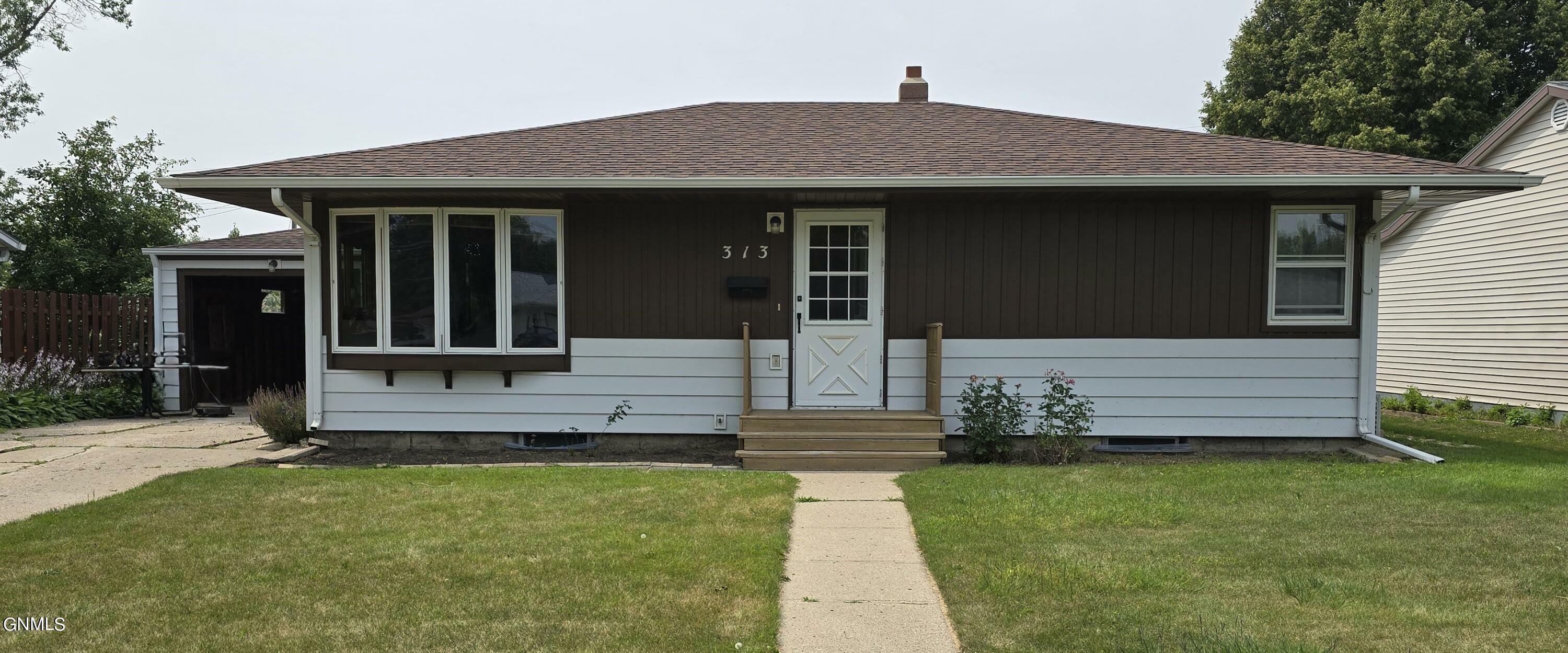 Property Photo:  313 15 Avenue NE  ND 58401 