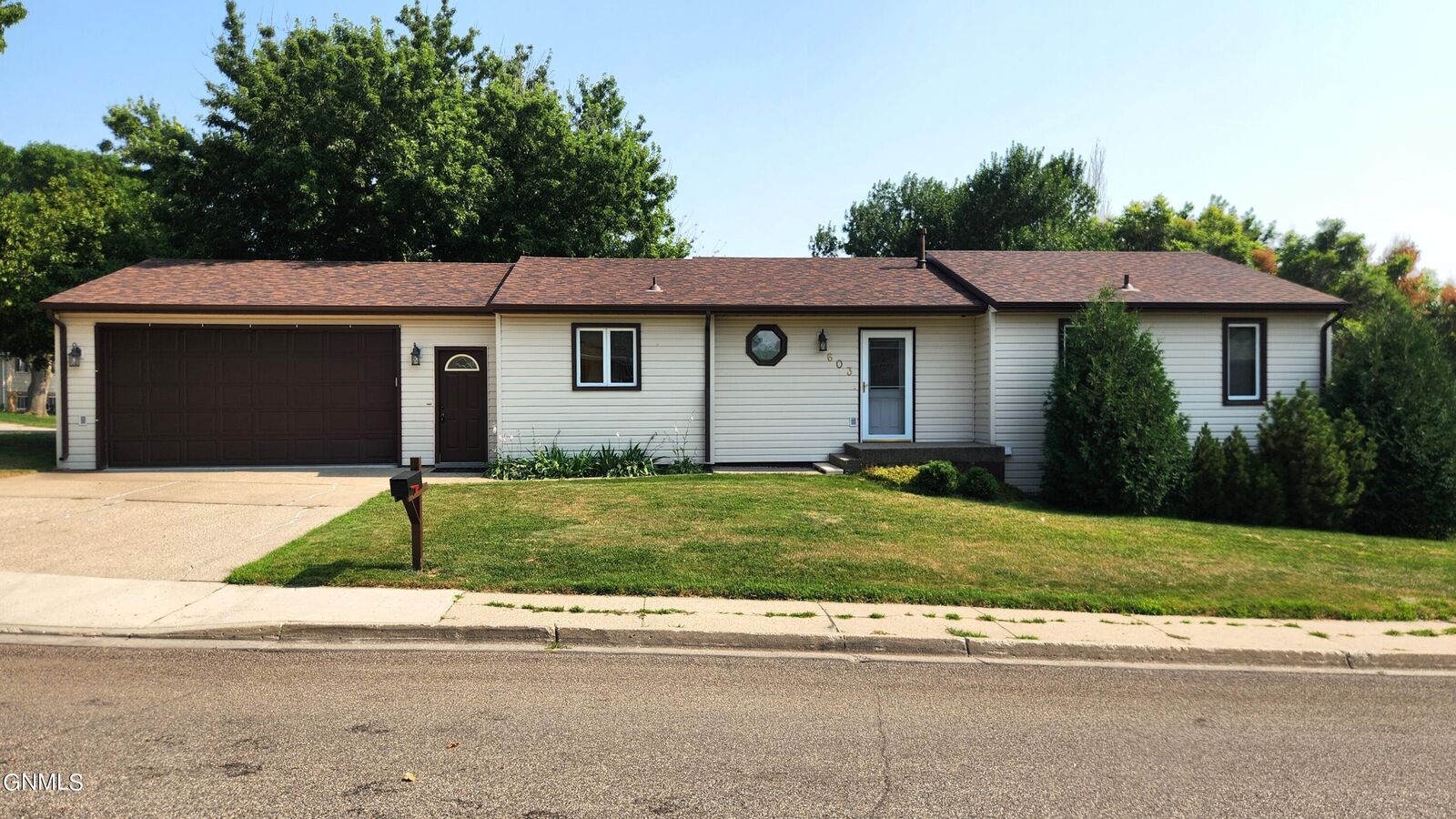 Property Photo: 603 6th St NE ND 58554