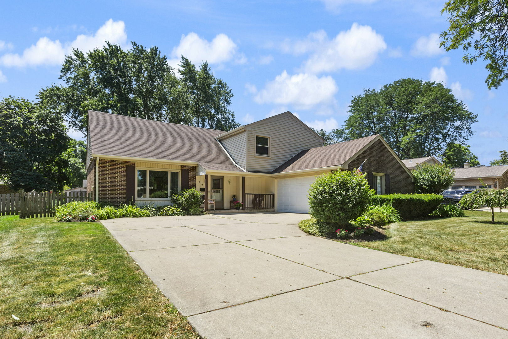 Property Photo:  653 E Balsam Lane  IL 60074 