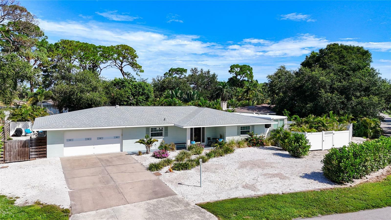 Property Photo:  1633 Birchwood Street  FL 34231 