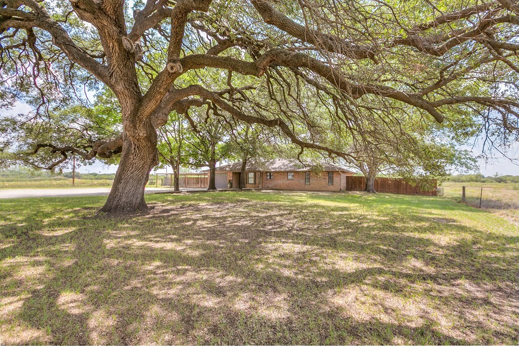 Property Photo:  1305 N Broadway St  TX 76941 