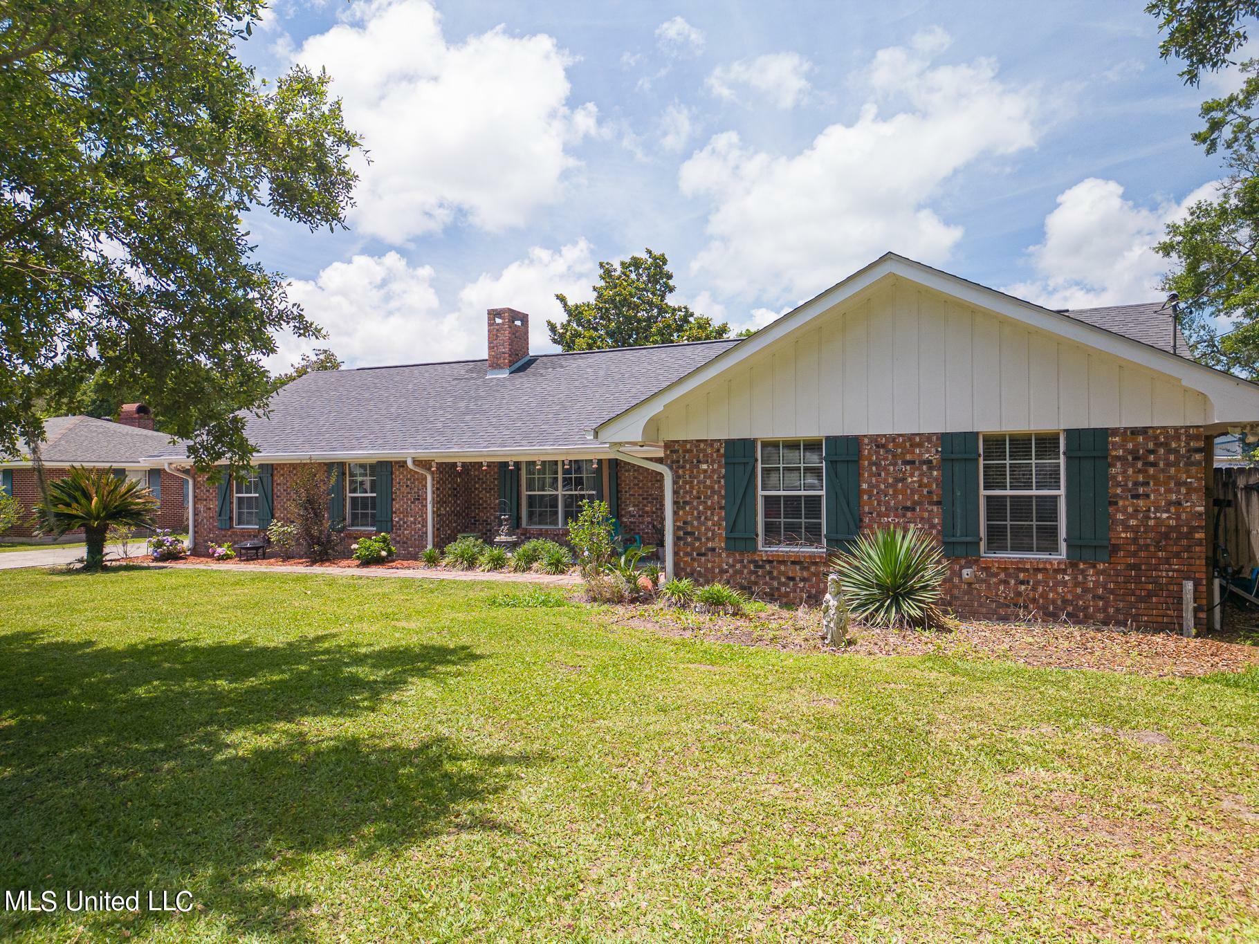 Property Photo:  208 Magnolia Street  MS 39560 