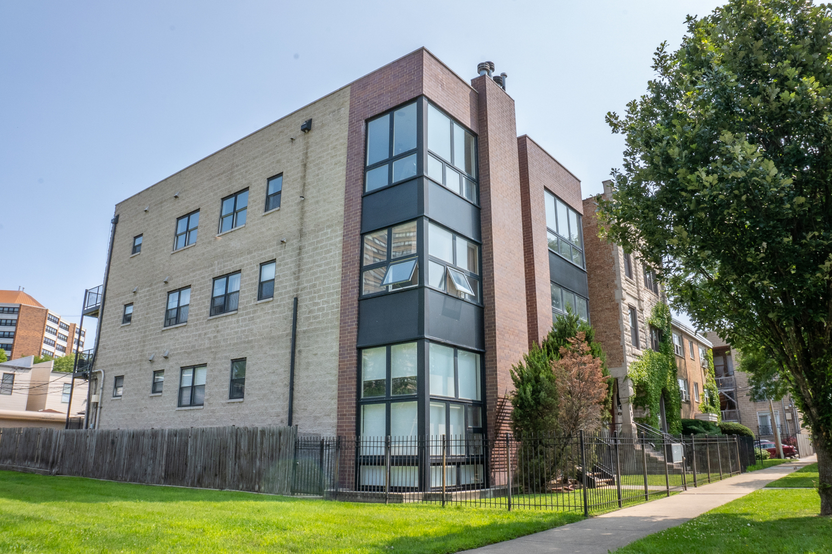 Property Photo:  450 E Bowen Avenue 2W  IL 60653 