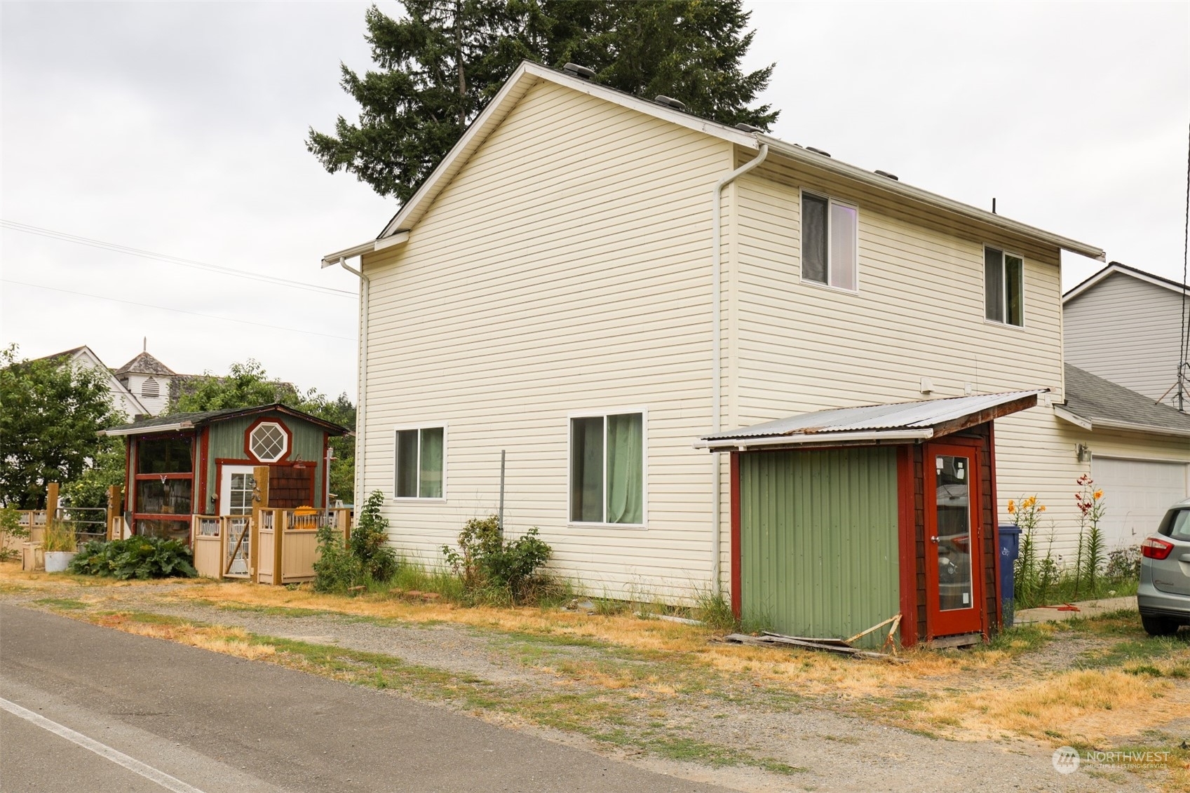 Property Photo:  1100 Emens Avenue N  WA 98241 