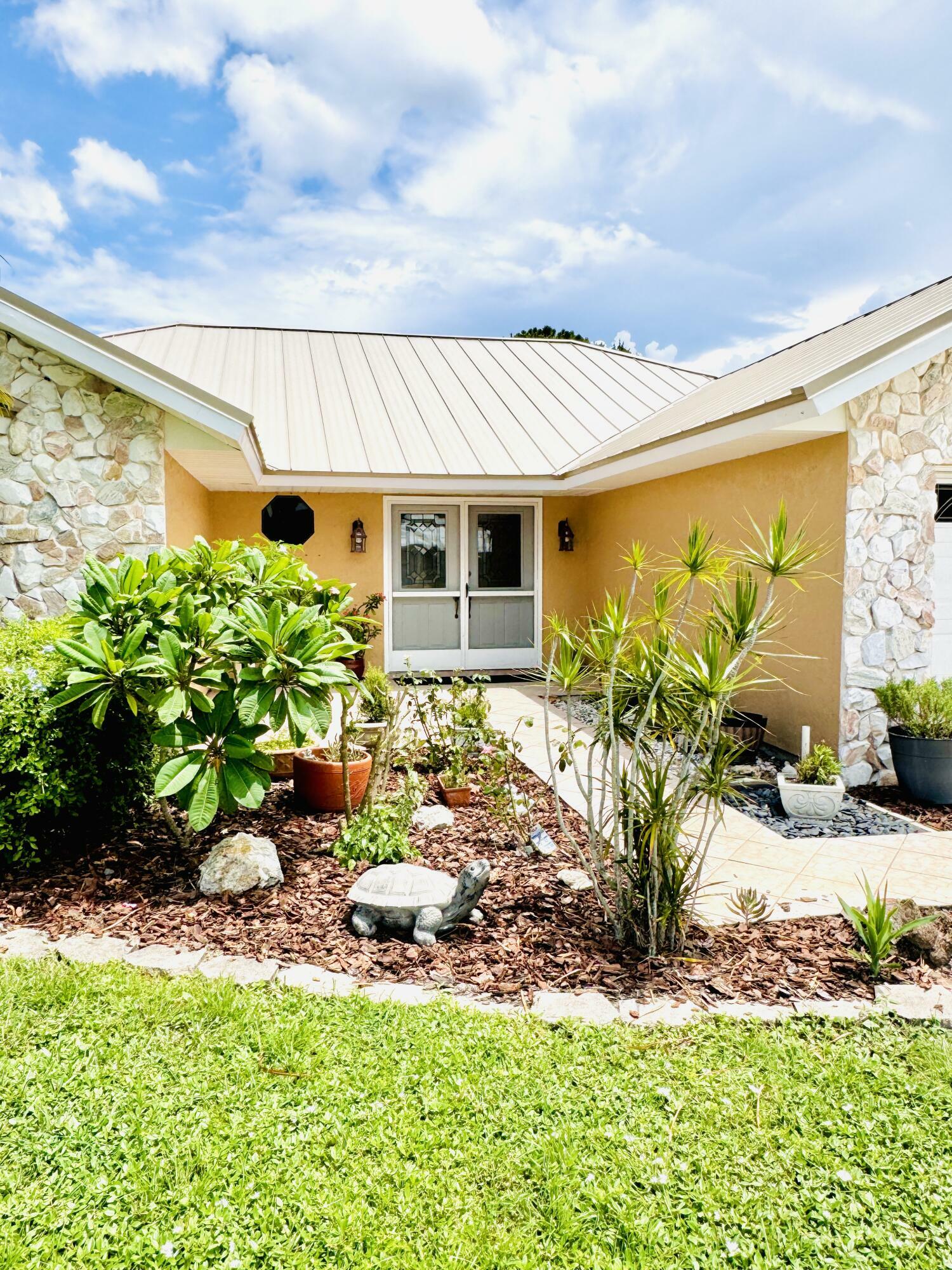 Property Photo:  510 SE Cliff Road  FL 34984 