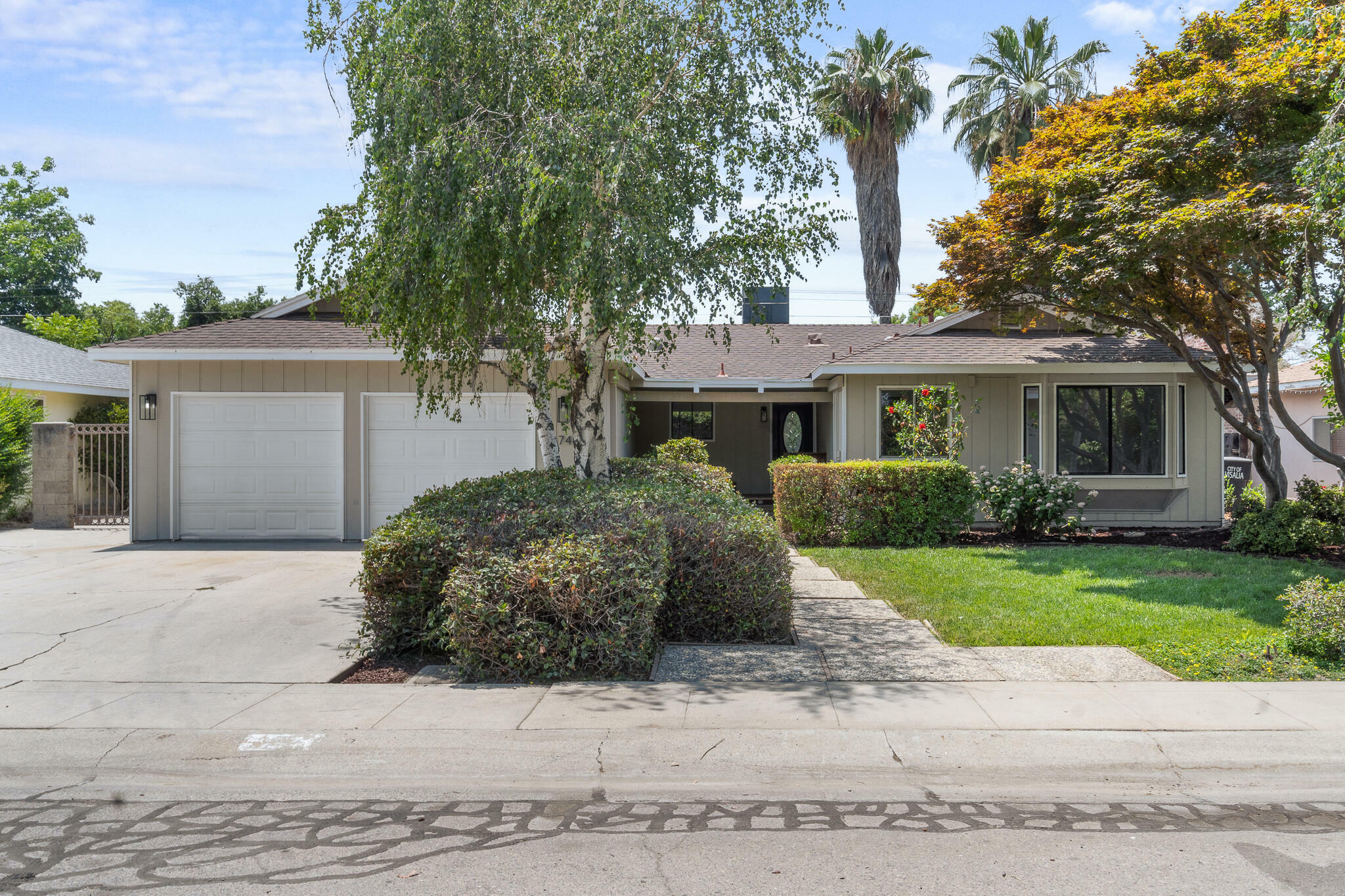 Property Photo:  2747 W Laurel Avenue  CA 93277 