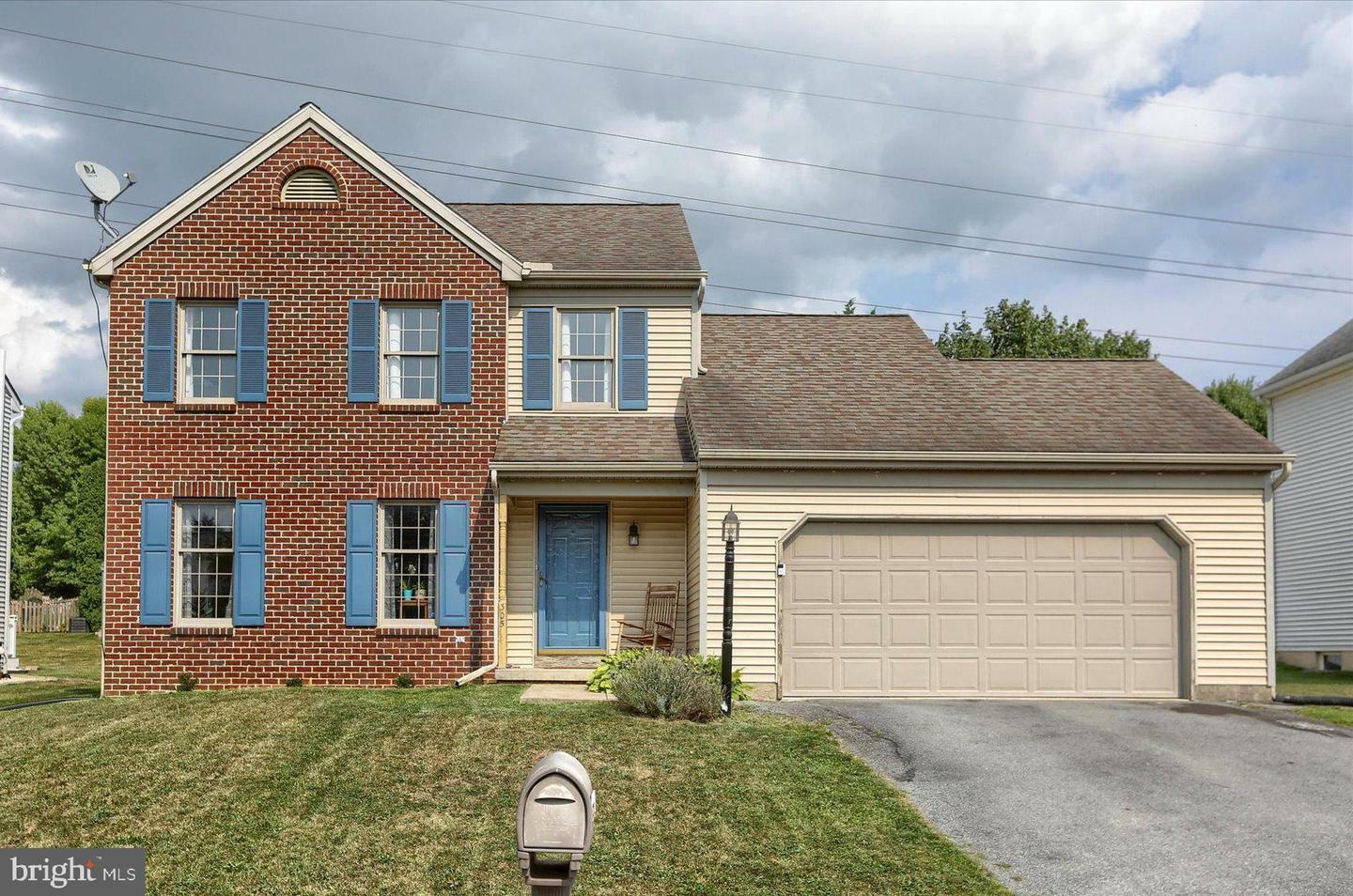 Property Photo:  305 Oak Leaf Lane  PA 17602 