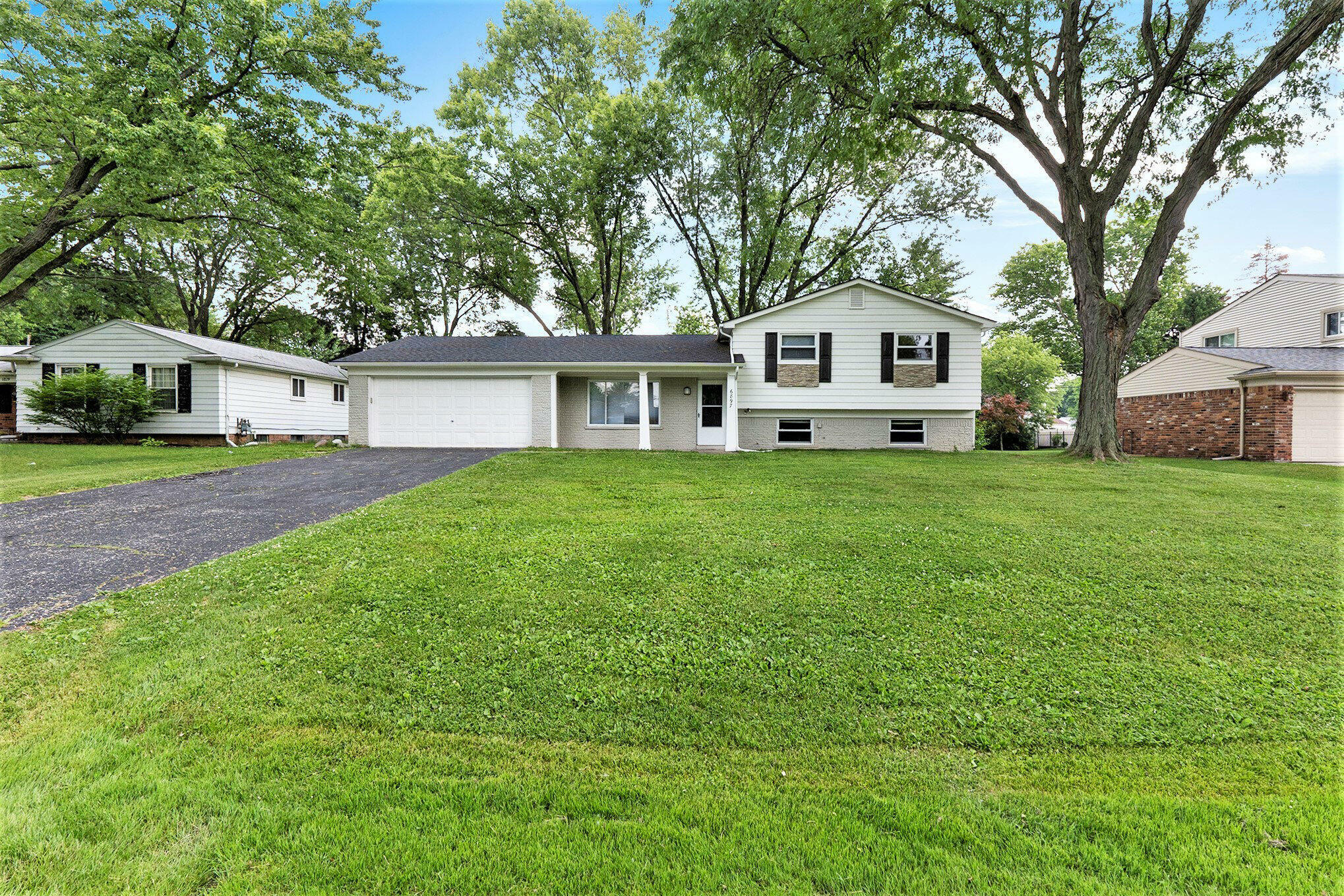 Property Photo:  6897 Beverly Crest Drive  MI 48322 