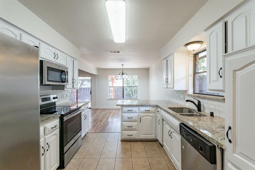 Property Photo:  2705 Meadow Green  TX 76021 