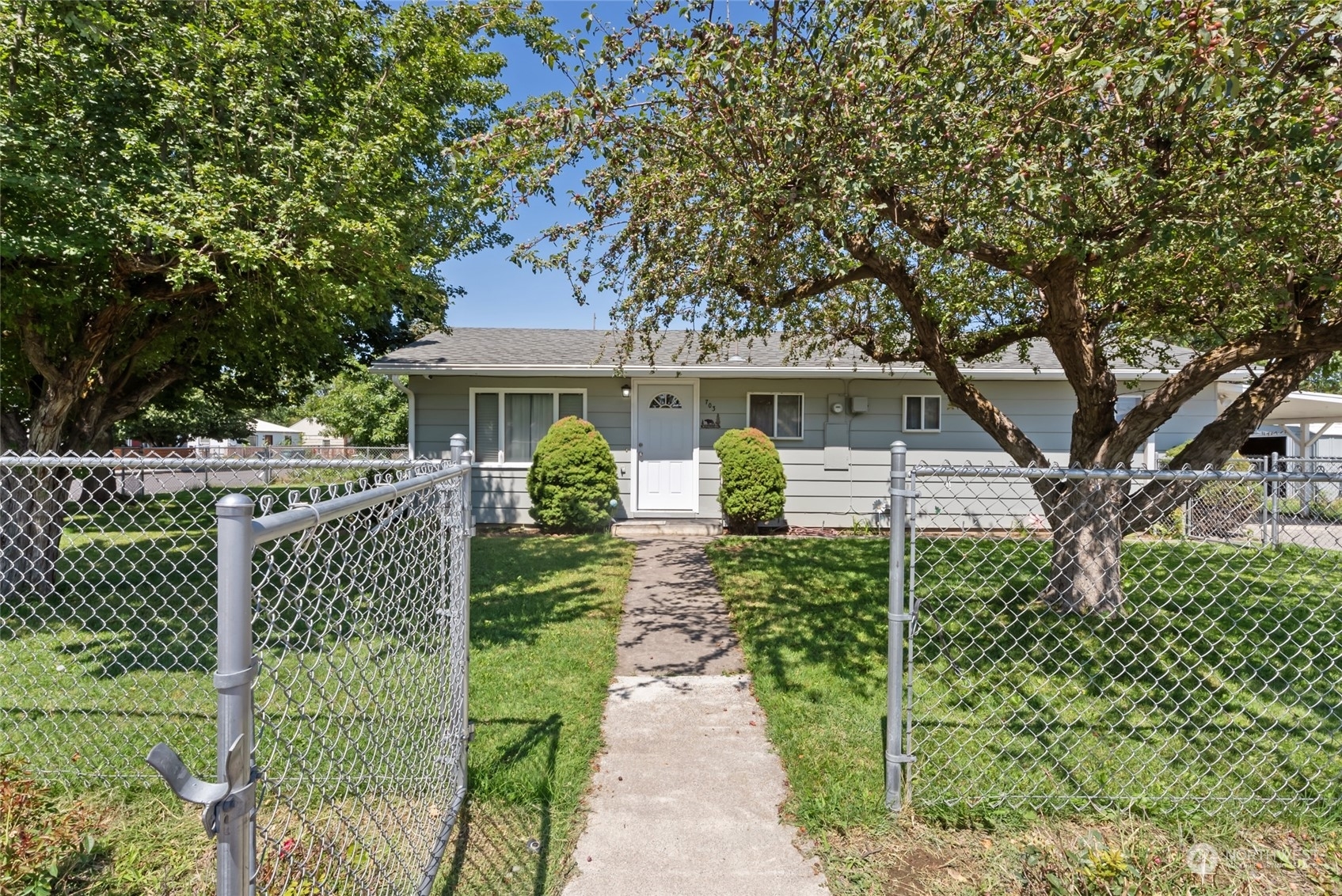 Property Photo:  703 NE 11th Avenue  OR 97862 