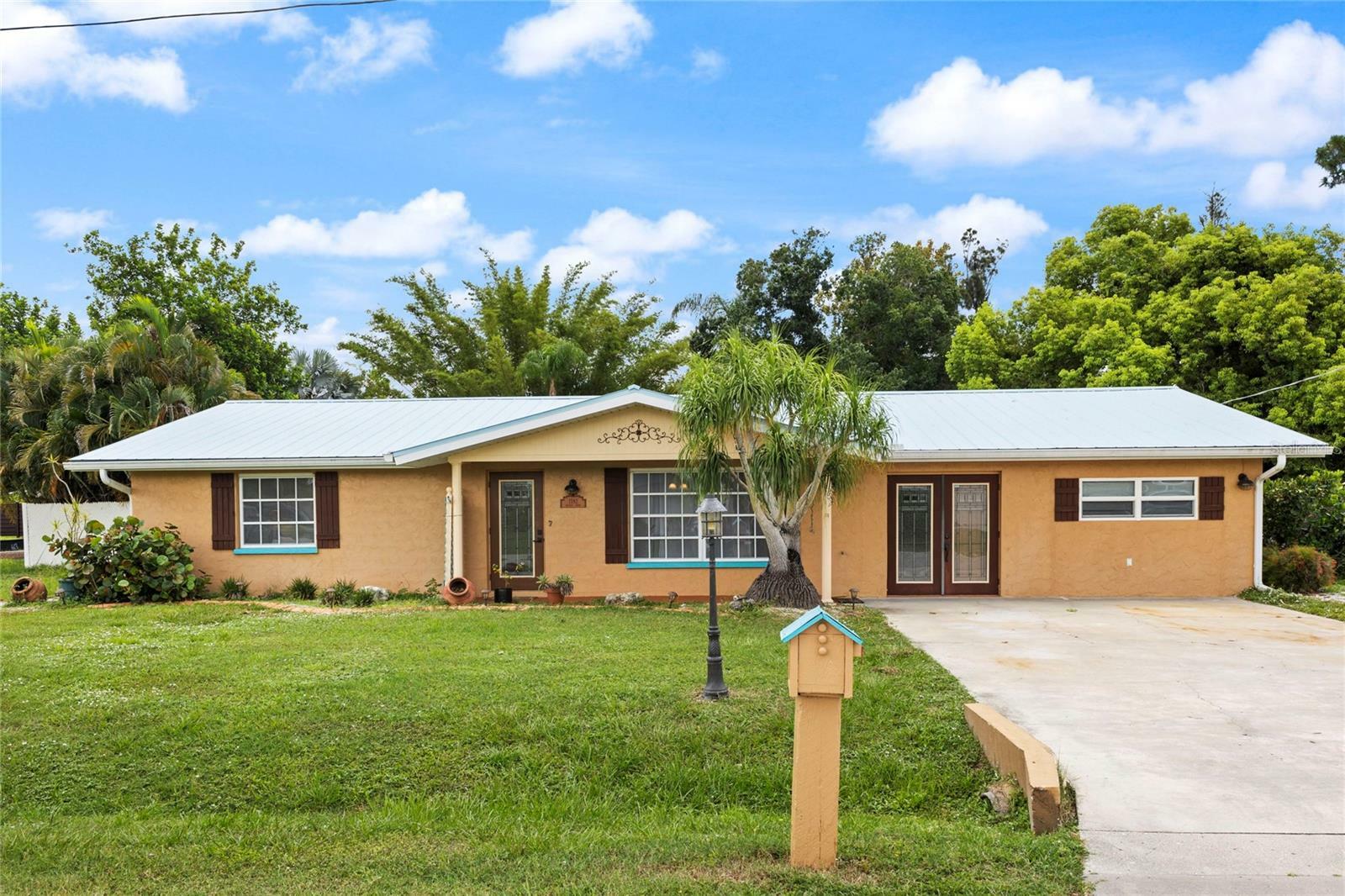 Property Photo:  1592 Keyway Court  FL 34223 