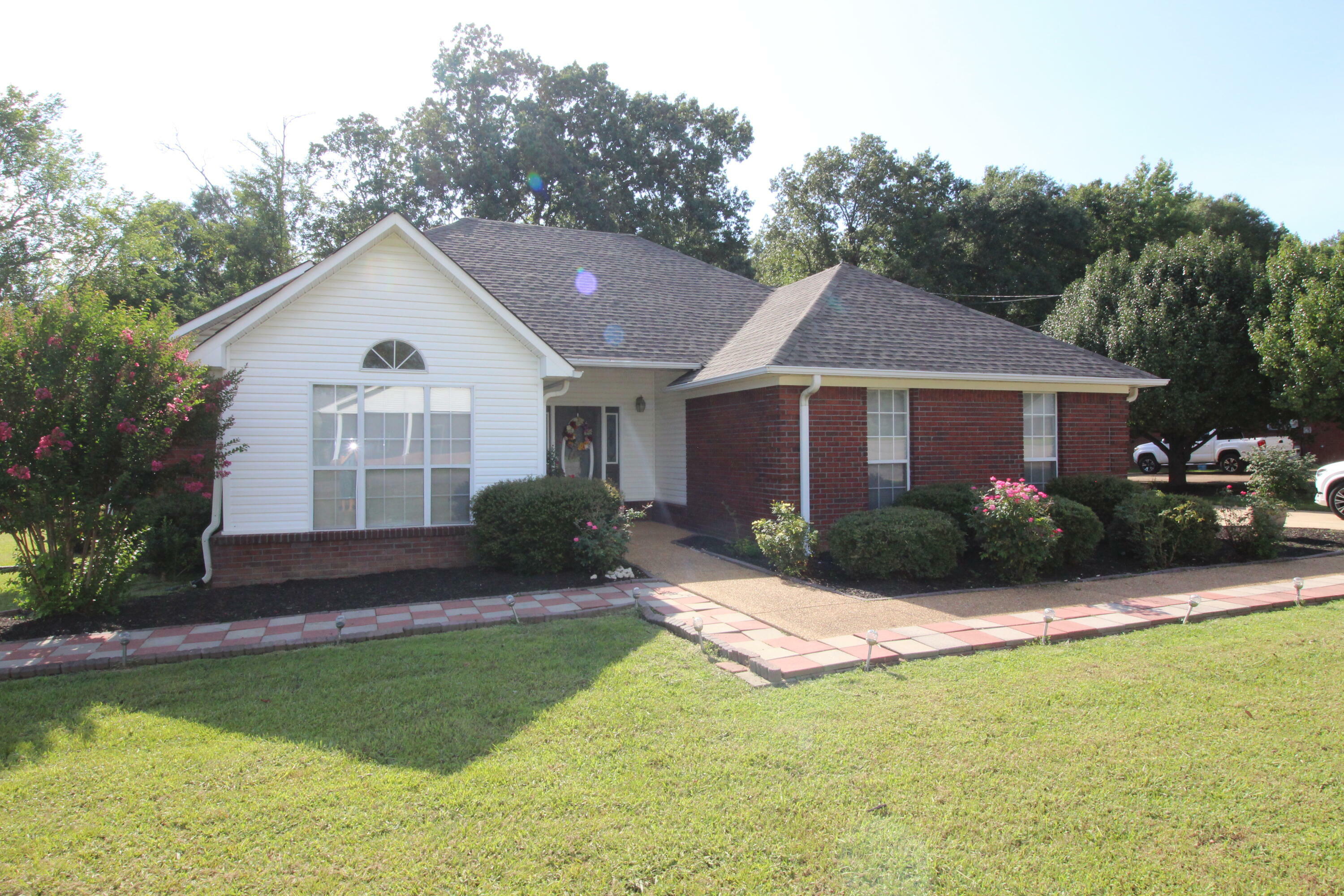 Property Photo:  100 Oakleigh Dr.  MS 38829 