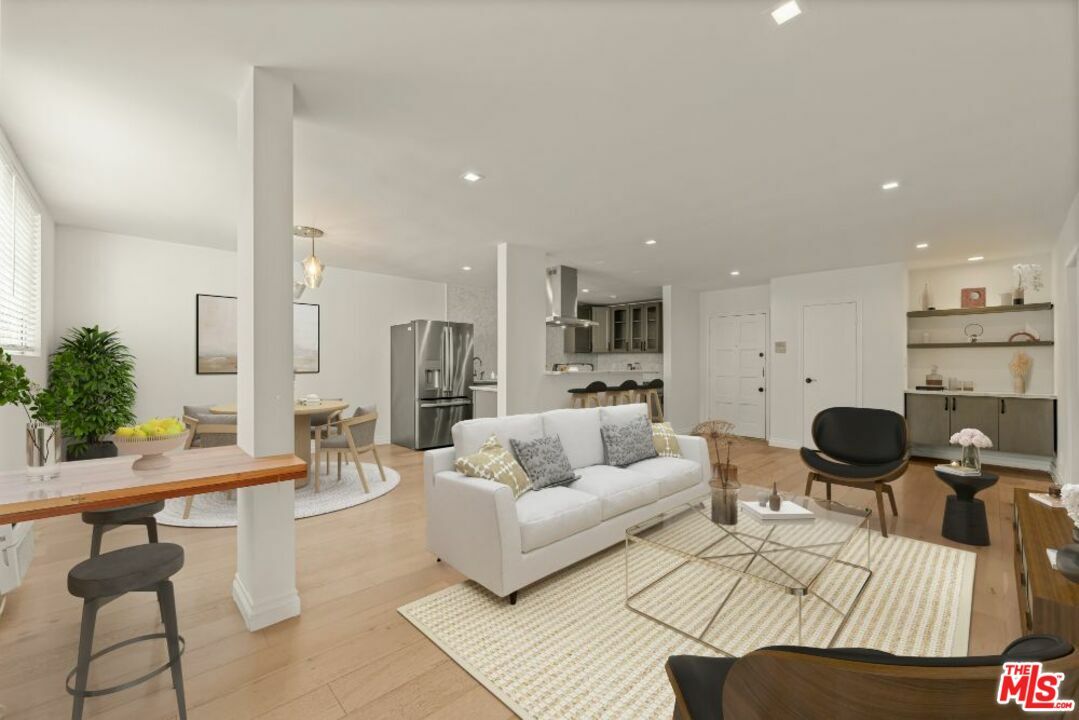 Property Photo:  530 S Barrington Ave 102  CA 90049 