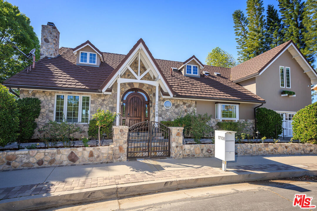 Property Photo: 17108 Oak View Dr CA 91316