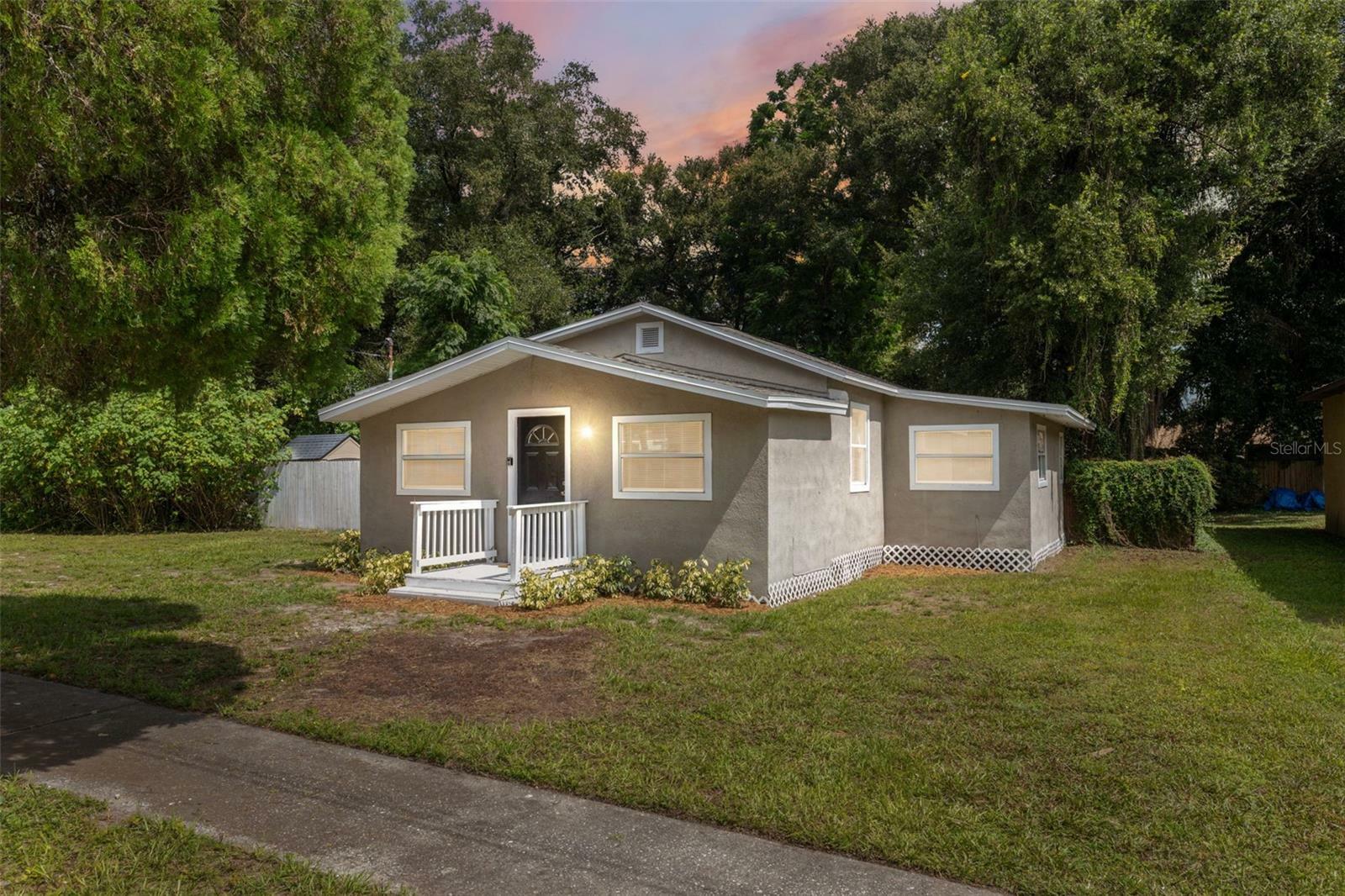 Property Photo:  419 Euclid Avenue  FL 33584 