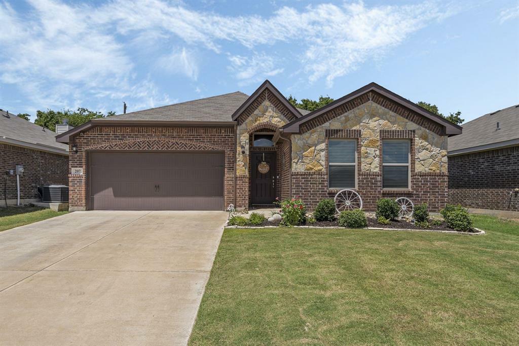 Property Photo:  207 High Point Way  TX 76247 