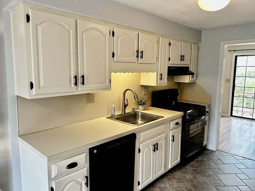 Property Photo:  220 Apache Way 220  MA 01876 