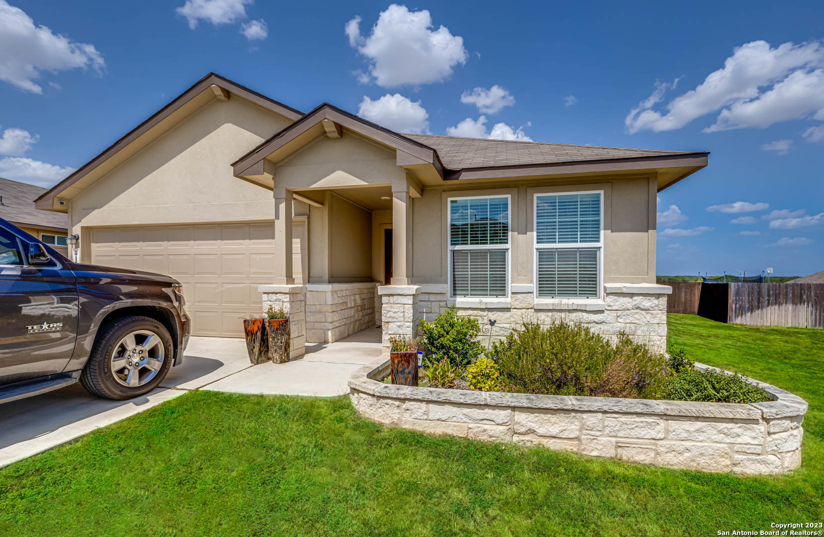 Property Photo: 112 Gravel Gray TX 78108
