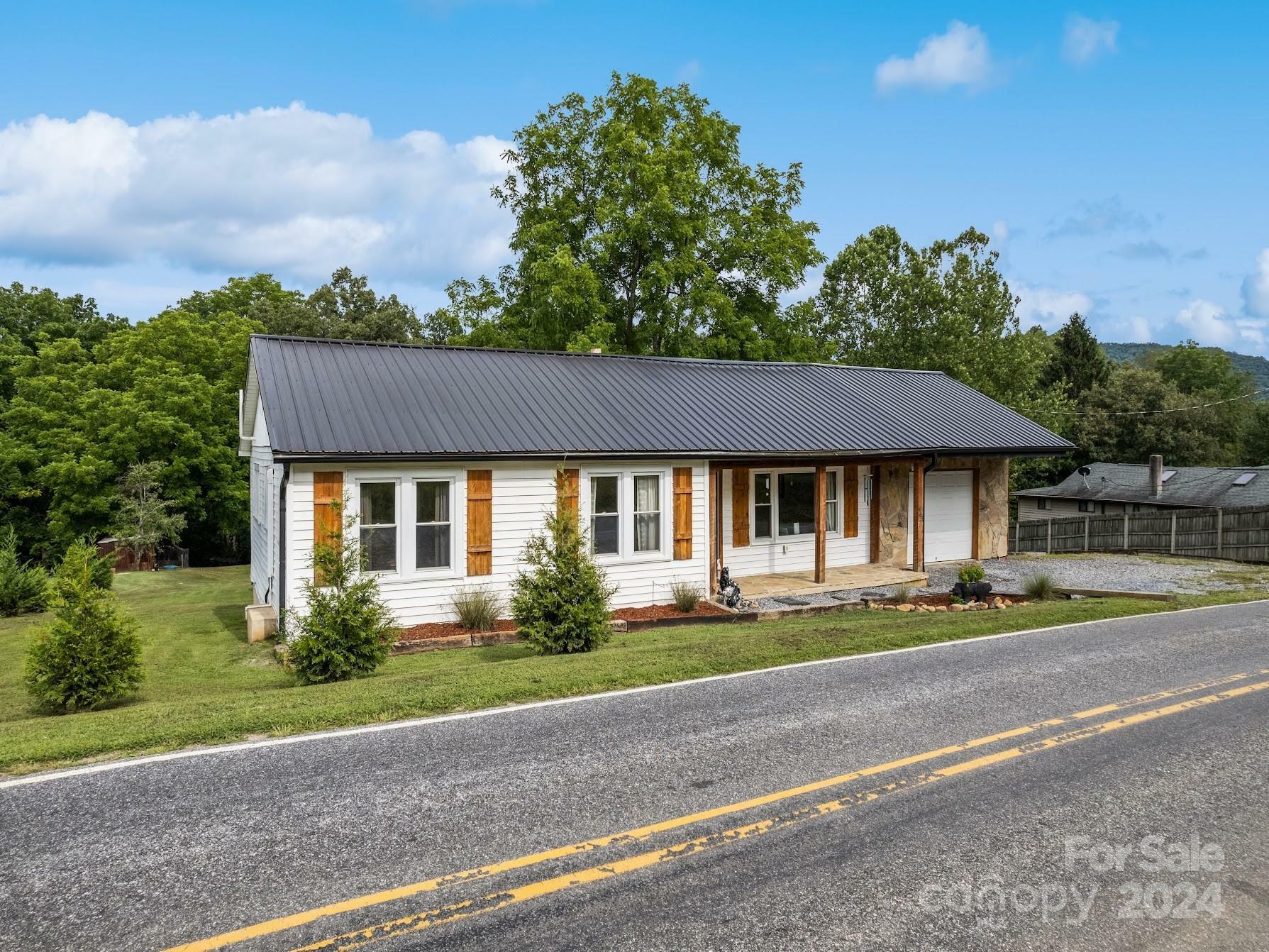 Property Photo:  464 Thompson Cove Road  NC 28721 