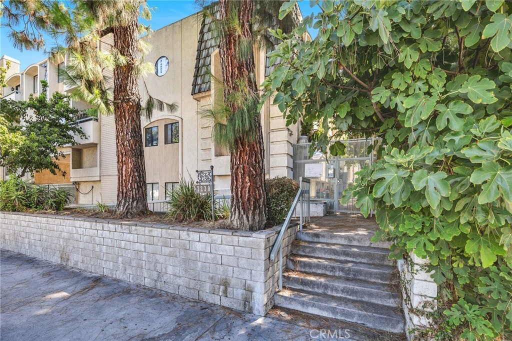 Property Photo: 7230 Kelvin Avenue 15 CA 91306