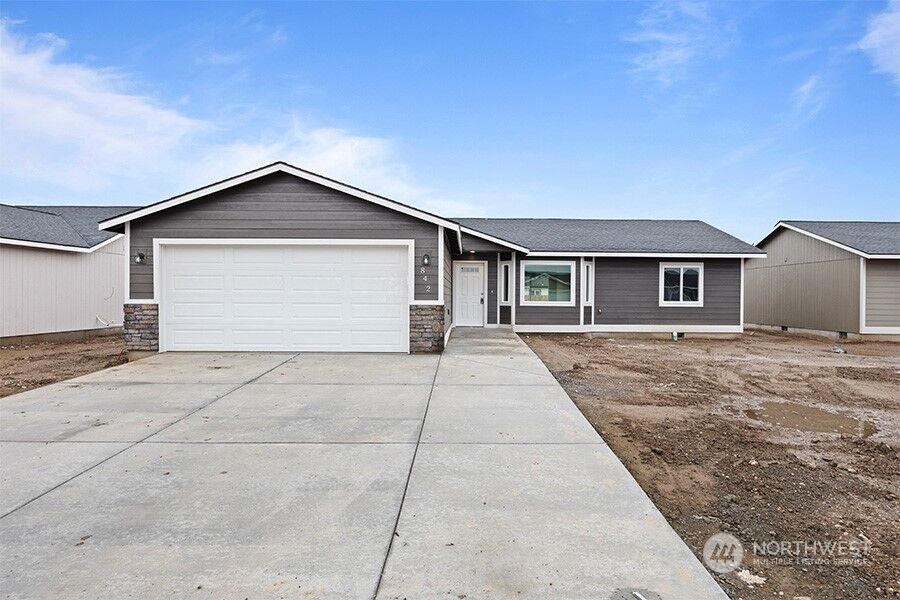 Property Photo: 1022 E Cascade Street WA 99344