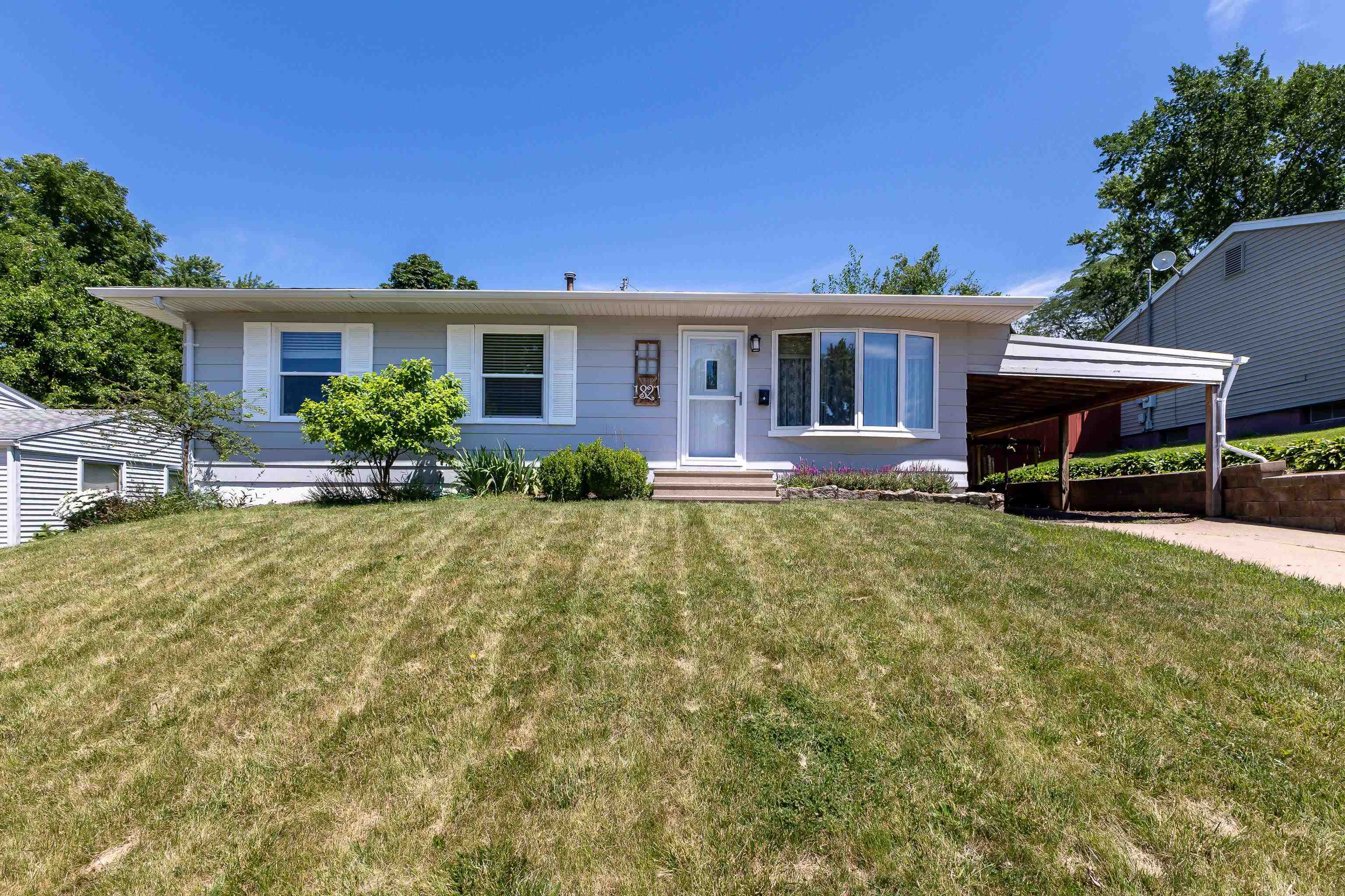 Property Photo:  1821 Lori Street  IA 52001 