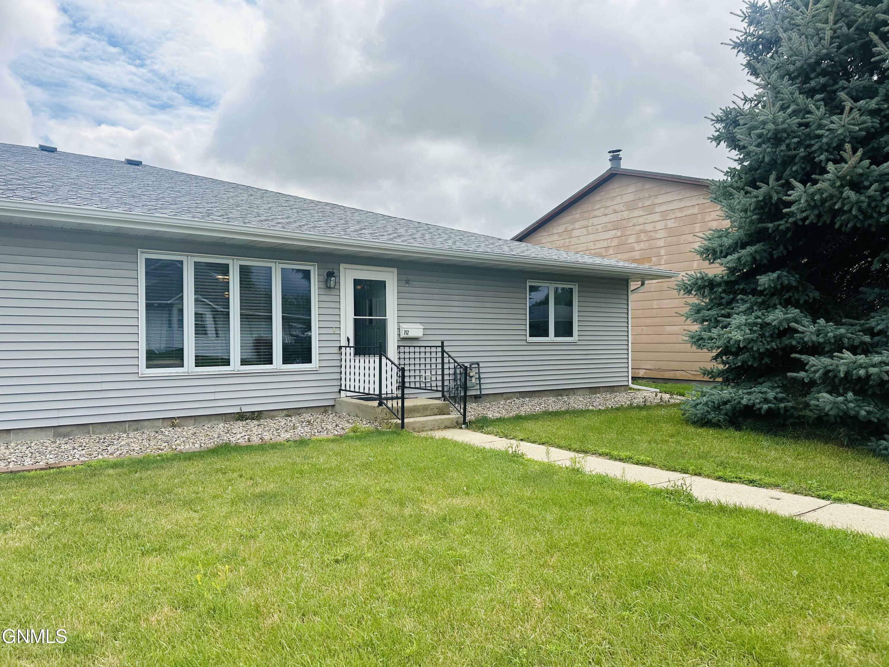 Property Photo:  712 14th Street NE  ND 58401 