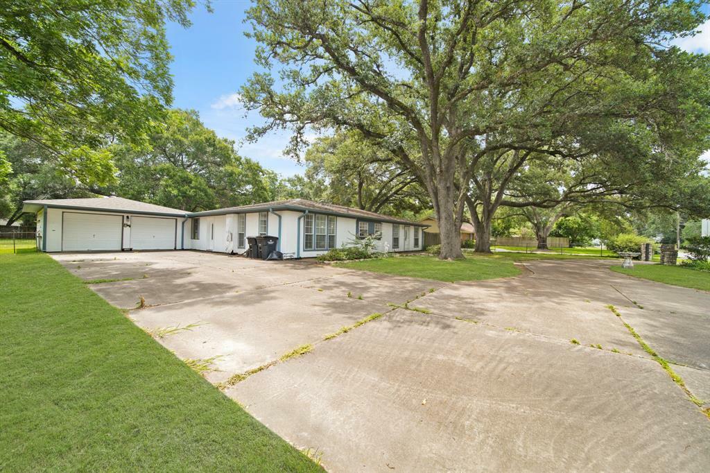 Property Photo: 1826 East Avenue TX 77493