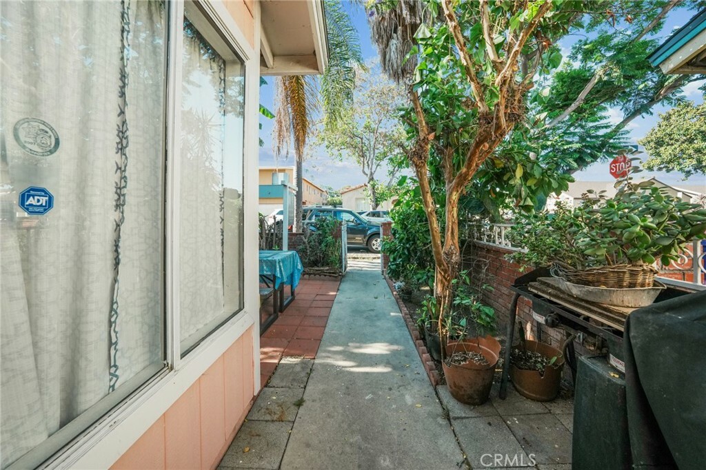 Property Photo:  182 E Louise Street  CA 90805 